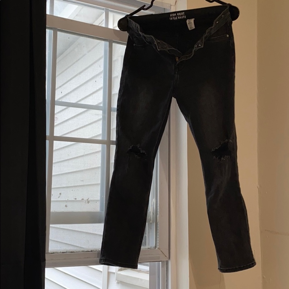 Black knee ripped jeans